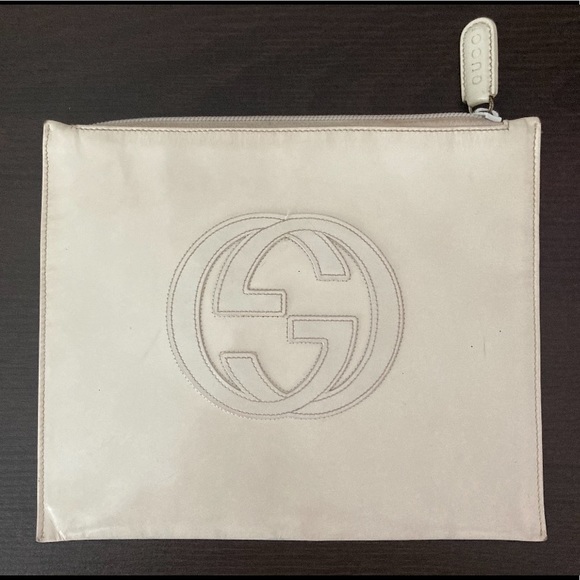 💕👛GUCCI GG EMBOSSED ZIP UP CLUTCH👛💕 - Picture 3 of 16